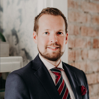 Mäklare Dennis Svensson, Bostada