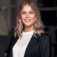 Mäklare Moa Schanzer-Larsen, Notar
