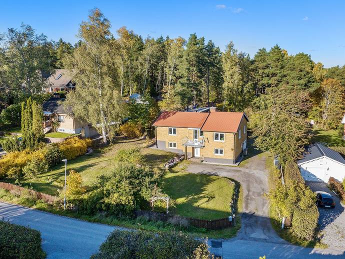 bergstigsv-gen-23-i-odenslunda-upplands-v-sby-kommun-villa-till-salu