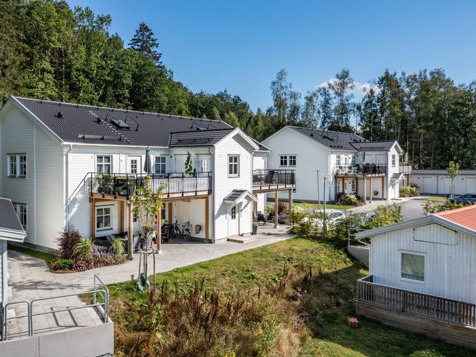 stenkullenv-gen-70b-i-stenkullen-lerums-kommun-l-genhet-till-salu