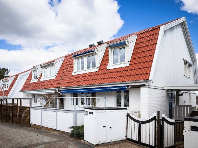 Askims Domarringsväg 250 i Askim-Sisjön, Göteborgs kommun - Radhus till ...