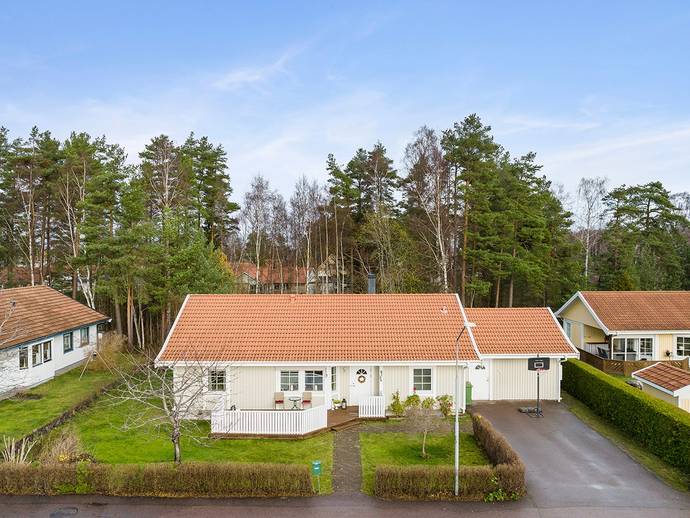 Östra Rosenlundsvägen 19 i Lövnäs, Hammarö kommun - Villa till salu ...