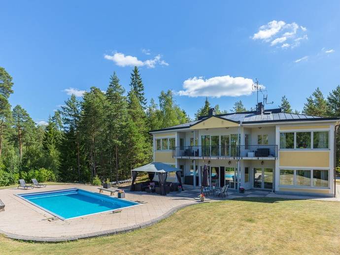 7 rok · 321 m² · Solsta 54
