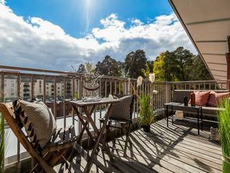 Gustav III:s Boulevard 79, etage högst upp i huset!