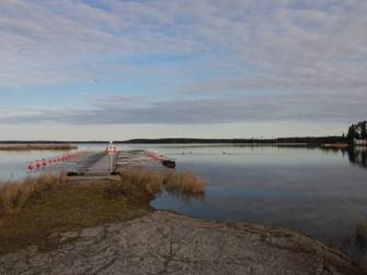 Tomt med båtplats vid havet.