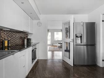 Astrakangatan 102, Vån 2