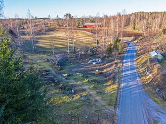 Friköpt skogs- och trädgårdstomt med rogivande och fantastisk utsikt 