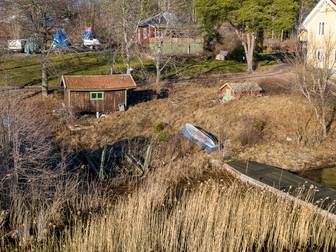 Tomt på Yxlan med sjöglimt, eget sjöviste med sjöstuga, jordkällare och brygga med segelbåtsdjup