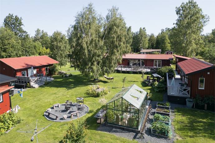 3 rum fritidshus på Edsviksvägen 8 Hjälmsätters Fritidshusområde, Katrineholms kommun - bild 1