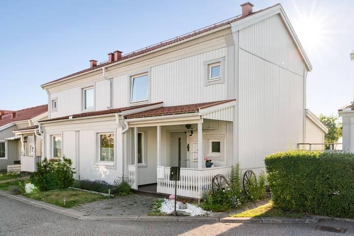 4 rum radhus på Karlavägen 61 Ormsta, Vallentuna kommun - bild 1