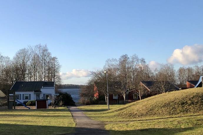 Per Emil Alexander Jnsson r 24 r och bor i en villa p 155 kvm i Teleborg, Vxj tillsammans med bland annat Magnus I Teleborg kan man ha rtt till pengar som man inte knner till. Innan du sker jobb r det klokt att se ver ditt CV. Emil Jnsson, Mlvgen 1, Vxj | patient-survey.net