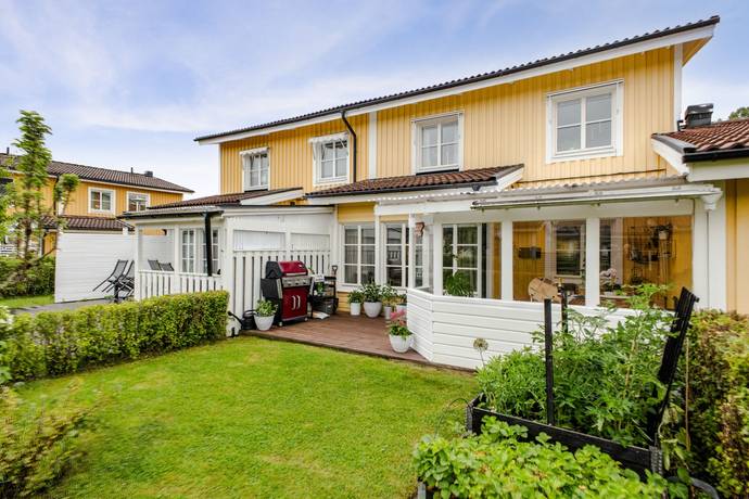 5 rum radhus på Kaprifolgatan 33 Norra Gryta, Västerås kommun - bild 1
