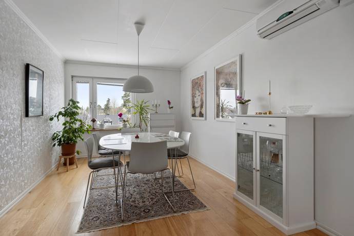 6 rum Radhus på Basgränd 127 Vällingby - Kälvesta Stockholms kommun - bild 6