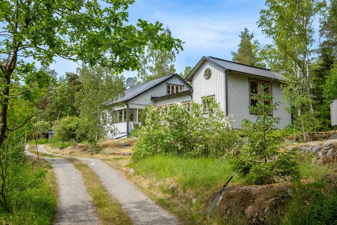 7 rum villa på Älgkroksvägen 7 Nära brunn, Värmdö kommun - bild 1