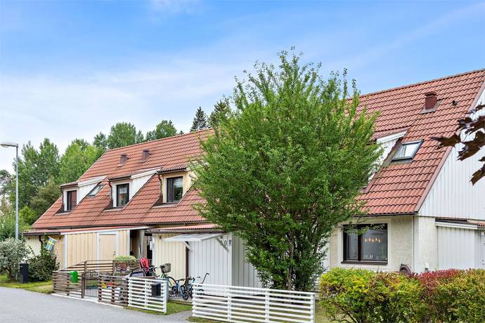 4 rum radhus på Romansvägen 82 Skogås, Huddinge kommun - bild 1