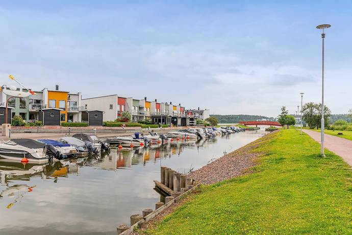 5 rum radhus på Tennisvägen 8 Brandholmen, Nyköpings kommun - bild 1
