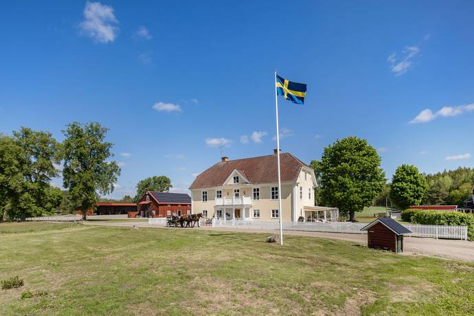 10 rum gård med jordbruk på Mjölsefall 1 Kisa, Kinda kommun - bild 1
