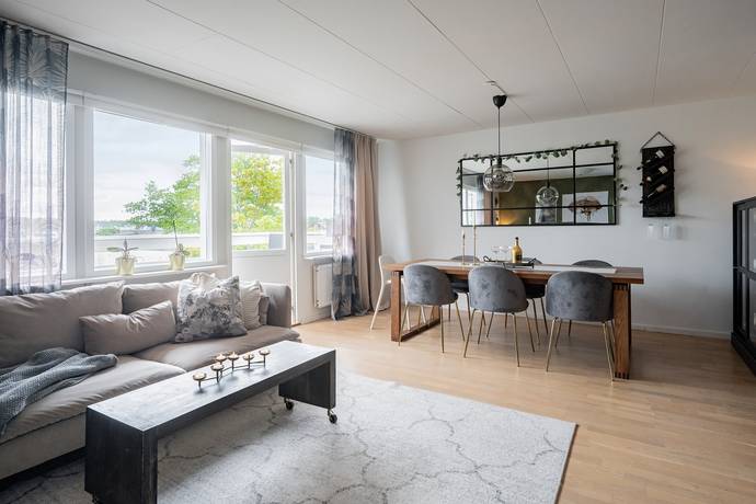 5 rum radhus på Lövdungevägen 1 Segeltorp, Huddinge kommun - bild 1