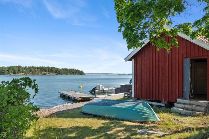 5 rum vinterbonat fritidshus på Holmbergsbacken 20 Yxlan - Köpmanholm, Norrtälje kommun - bild 1