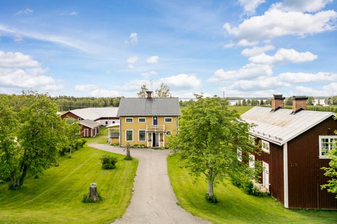 7 rum gård med jordbruk på Risselåsvägen 112 Strömsund, Strömsunds kommun - bild 1