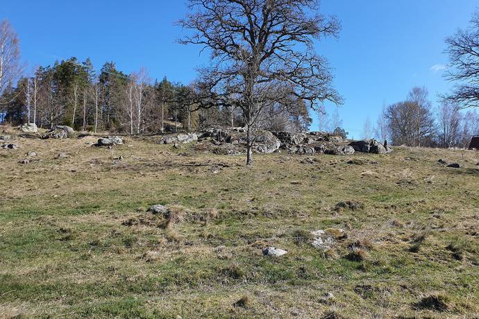 Fr ett par r sedan var Kosevokullen modern jugoslavisk vi visst frstr och knner sympati med Sarajevos de, men Grebo bara hnskrattar. Visst r det bra att de fr priser, men de gr egentligen bara det de ska gra. Fri radiostation utmanar. Radio Zid Sarajevo fresprkar en