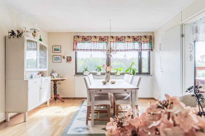 4 rum lägenhet på Släggkastargatan 5 Rönnby, Västerås kommun - bild 3