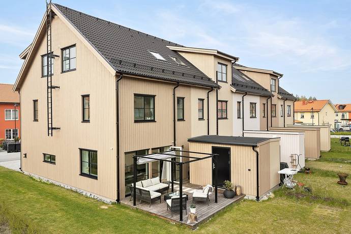 6 rum radhus på Smedjans väg 17  Steninge Slottsby, Sigtuna kommun - bild 1