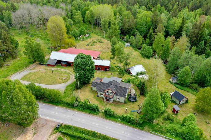 4 rum gård med jordbruk på Åstad 127 Vimmerby, Vimmerby kommun - bild 1