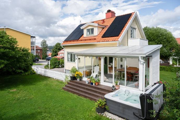 5 rum villa på Västra Radiogatan 7 Skönsmon, Sundsvalls kommun - bild 1