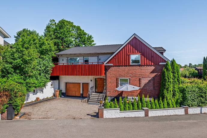 8 rum Villa på Albertsvägen 73B Trollhättan Trollhättans kommun - bild 1