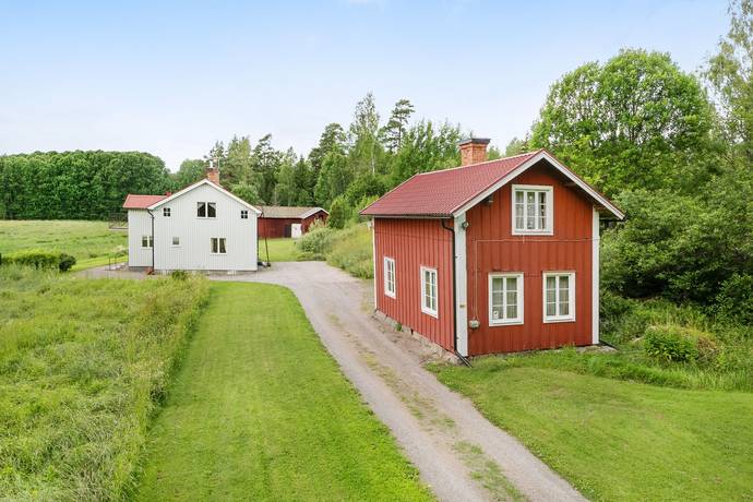 3 rum gård/skog på Myrkarby 105 Heby/Vittinge, Heby kommun - bild 1