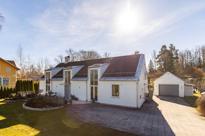 6 rum villa på Tryffelvägen 1 Ekeby-Almby, Örebro kommun - bild 1
