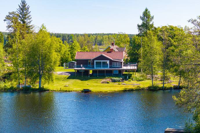 5 rum gård med jordbruk på Korsbyn 302 och 301 Korsbyn, Åmåls kommun - bild 1