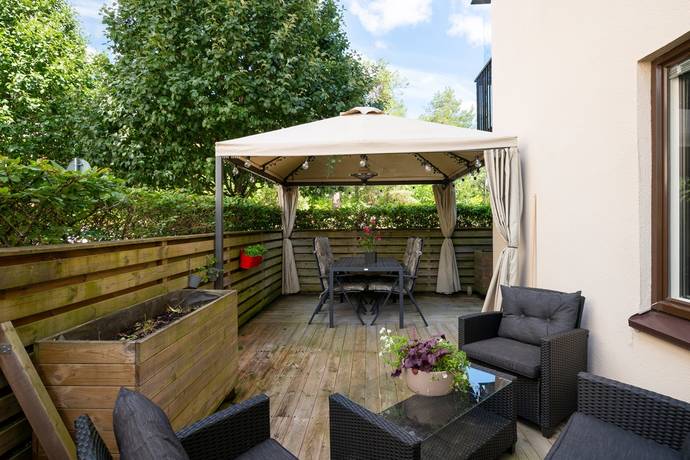 3 rum lägenhet på Bergtallsvägen 24, uteplats Älvsjö - Långbro Park, Stockholms kommun - bild 2