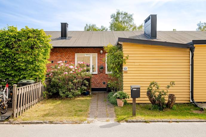 3 rum radhus på Thun-Ollevägen 53 Lugnet, Värmdö kommun - bild 1