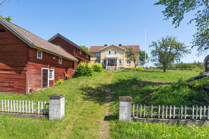 8 rum gård med jordbruk på Kongseryd Kongshult 1 Hult, Eksjö kommun - bild 1
