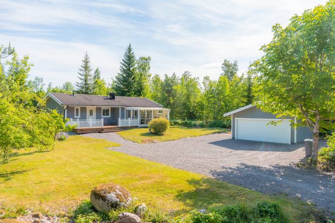 4 rum vinterbonat fritidshus på Edsviksvägen 1 Hjälmsätters Fritidshusområde, Katrineholms kommun - bild 1