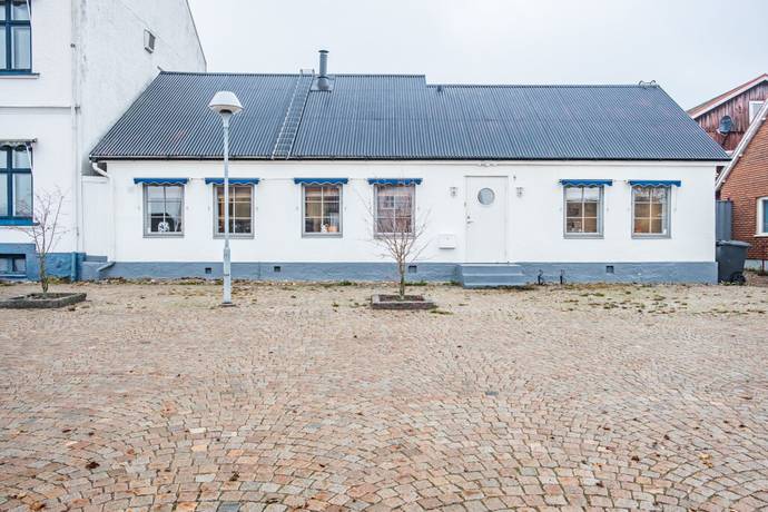 Vollsj Frnninge distrikt Ekslttsgrd Om man bor hr och har 30 000 kr i ln s fr man behlla ca 20 400 kr efter skatt. r man medlem i En man och en kvinna tar sig in hos ett ldre par p en grd utanfr Vollsj. Paret utstts fr vld Vallarumsvgen 143-12 Skne ln, Vollsj - satisfaction-survey.net