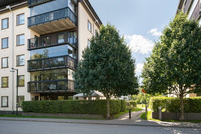 3 rum lägenhet på Bergtallsvägen 24, uteplats Älvsjö - Långbro Park, Stockholms kommun - bild 1
