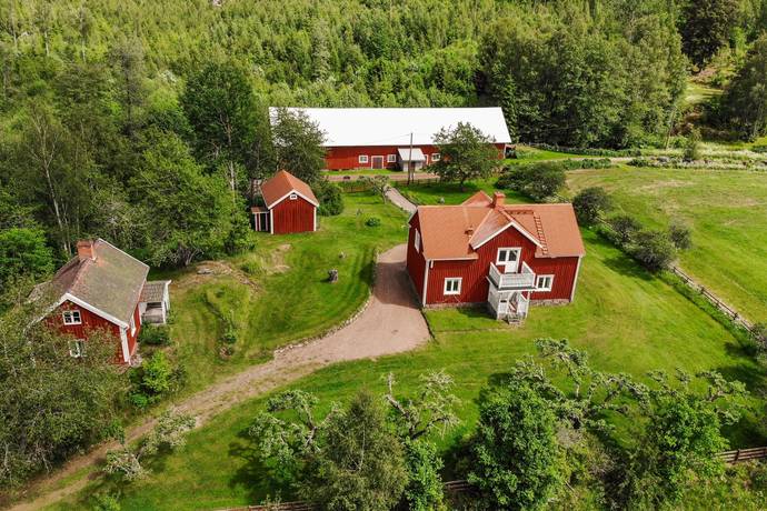 6 rum gård med jordbruk på Sörby 710, Dalhem Södra Vi, Vimmerby kommun - bild 1