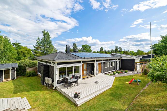 6 rum villa på Berghemsvägen 56 Berghem, Järfälla kommun - bild 1