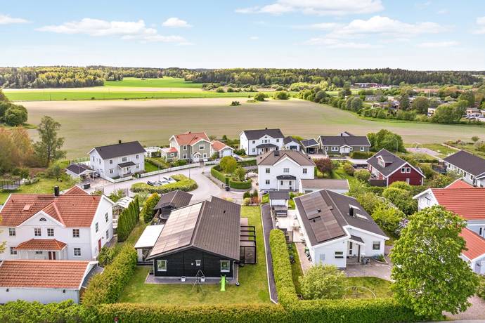 4 rum villa på Eriksbergsvägen 10 Knivsta, Knivsta kommun - bild 1