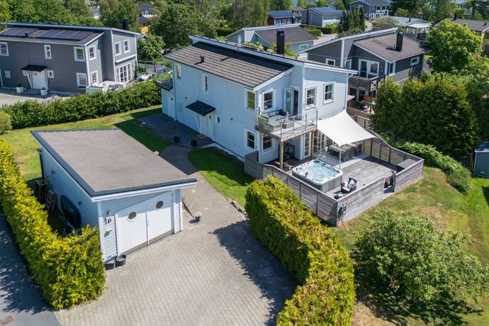 villa på Svärtavägen 16 Margretelund, Österåkers kommun - bild 1