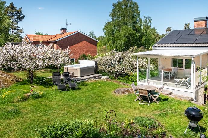 5 rum villa på Blåmesvägen 1 Segeltorp intill Gömmaren, Huddinge kommun - bild 1