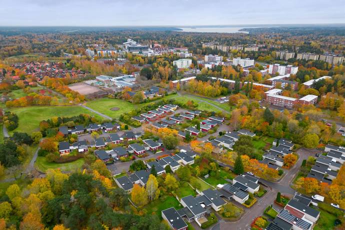 7 rum kedjehus på Hovtångsvägen 12 Valsätra, Uppsala kommun - bild 1