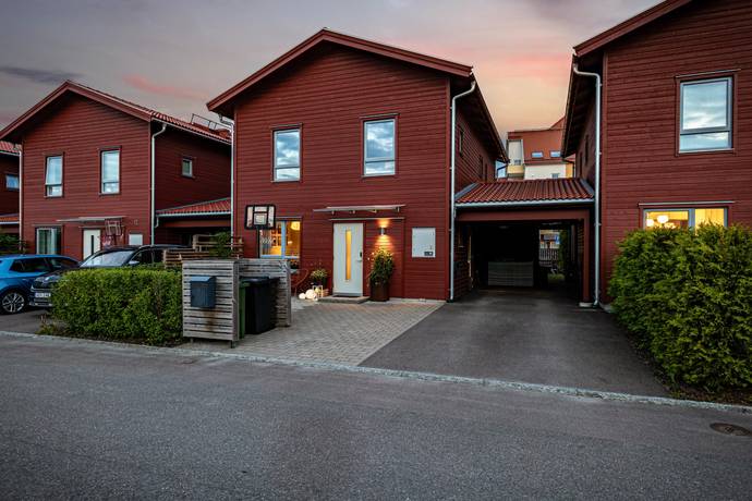 5 rum kedjehus på Tågengatan 10 Lillhamra, Västerås kommun - bild 1
