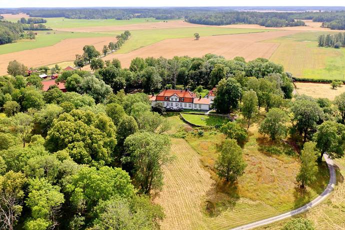 This is a fantastic opportunity to acquire a unique mansion dating back to the 1700s located by Lake Mlaren and only utes drive from central Stockholm Fittja Hssle grd 1 i rsundsbro, Enkping - Grd/skog till