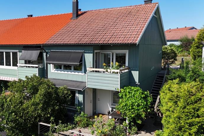 5 rum radhus på Runöbacken 133 Runö, Österåkers kommun - bild 1