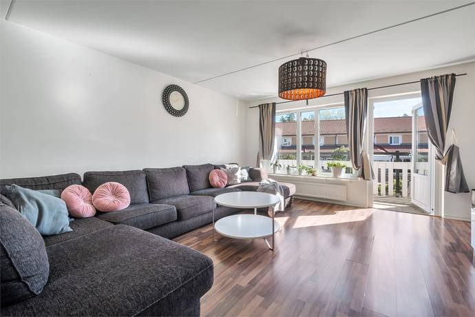 5 rum Radhus på Klangvägen 131 Skogås Huddinge kommun - bild 2