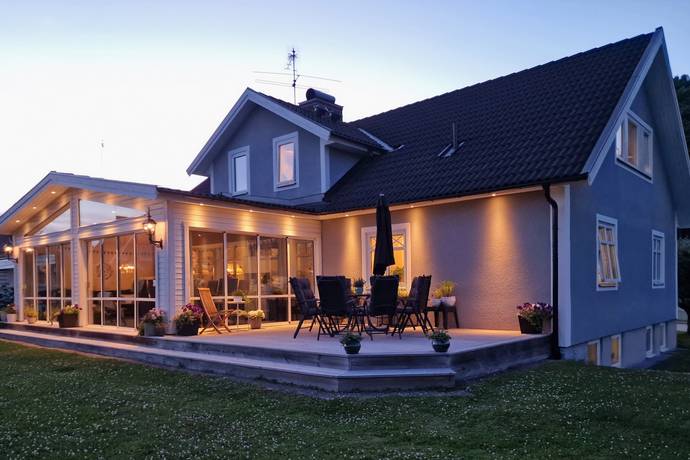 10 rum villa på Rödklintsgatan 11 Nya Hjärsta, Örebro kommun - bild 1